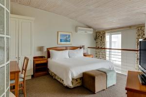 Una cama o camas en una habitación de Southern Sun The Marine