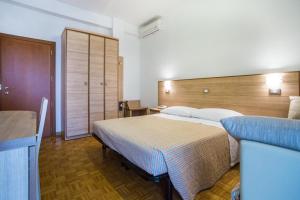 una habitación de hotel con una cama grande en una habitación en Hotel Donatello en Cesenatico