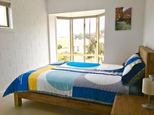 a bed in a room with a window at Island Daydreamer in Kingscote