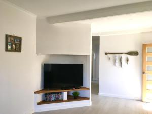 a living room with a flat screen tv on a wall at Island Daydreamer in Kingscote