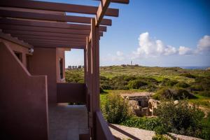 Aussicht vom Balkon eines Hauses in der Unterkunft Ariadne Apartments in Paphos City