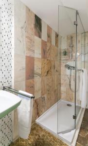 uma casa de banho com um chuveiro, um WC e um lavatório. em Apartamento Vintage 1 no Porto