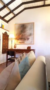 una sala de estar con un sofá y una mesa en Quiet House in Malaga, en Málaga