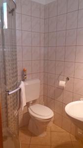 Koupelna v ubytování Muskátli Apartman + 25 fotografií
