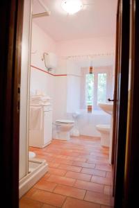 a bathroom with two toilets and a sink and a tub at Agriturismo La Casina in Caprese Michelangelo