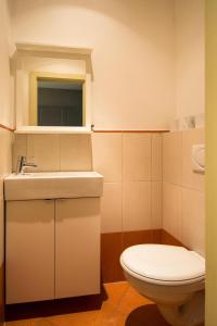 Phòng tắm tại Unique Apt 250m from the Charles Bridge
