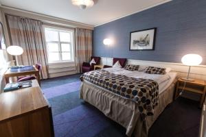 Säng eller sängar i ett rum på Clarion Collection Hotel Tollboden
