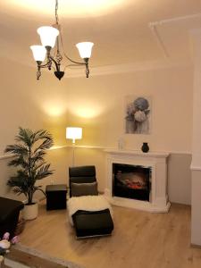sala de estar con chimenea y lámpara de araña en Altstadt-Refugium, en Hameln