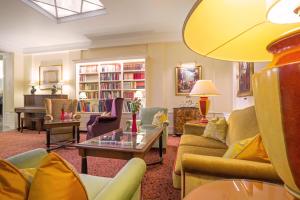 a living room with couches and a table at Hotel Kaiserhof Wien in Vienna