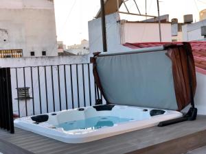 una vasca da bagno posta in cima a un balcone di Mateo Alemán 22 a Siviglia