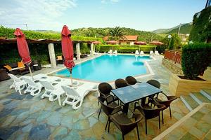 Bazén v ubytování Castello Rosso Hotel nebo v jeho okolí
