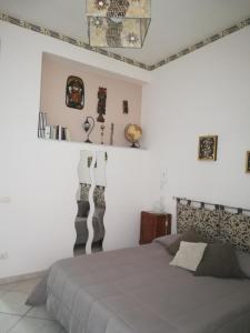 een slaapkamer met een bed en wat foto's aan de muur bij Il Giovaiellino in Belpasso