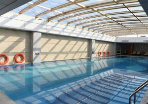 a large swimming pool with a large swimming pool at Menshine Gloria Plaza Hotel in Shantou