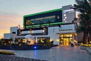 a large white building with a lot of windows at Divecube Hotel in Taichung