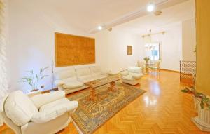 ヴェネツィアにあるDolceVita Apartments N 287のリビングルーム(白い家具、ラグ付)