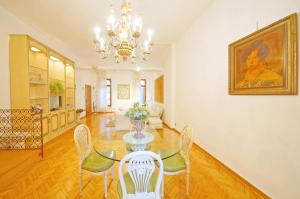 jadalnia ze stołem, krzesłami i żyrandolem w obiekcie DolceVita Apartments N 287 w Wenecji +11 zdjęć