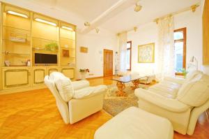 ヴェネツィアにあるDolceVita Apartments N 287のリビングルーム(白い椅子、テレビ付)