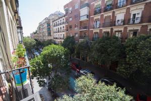 vistas a una calle de la ciudad con coches y edificios en For You Rentals reina sofia apartment DF21, en Madrid