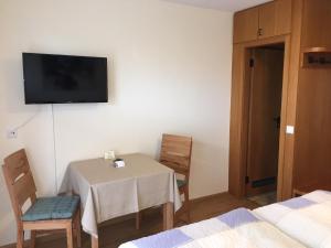 TV a/nebo společenská místnost v ubytování Haus Gisela