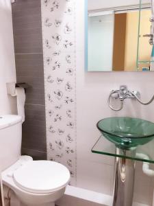 a bathroom with a green sink and a toilet at Hong Kong Tai San Guest House (Haiphong Branch) in Hong Kong