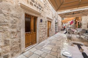 Reštaurácia alebo iné gastronomické zariadenie v ubytovaní Apartments & Rooms Perla