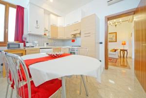 ヴェネツィアにあるDolceVita Apartments N 315のキッチン、ダイニングルーム(白いテーブル、椅子付)