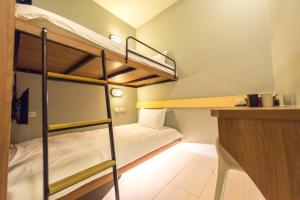 Poschodová posteľ alebo postele v izbe v ubytovaní Divecube Hotel