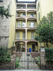 un edificio de apartamentos con una valla delante en Le Logge en Parma