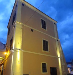 Un bâtiment blanc avec des lumières sur son côté dans l'établissement Albergo Ristorante del Cacciatore, à Foggia