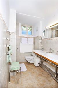 A bathroom at Landhaus Mooslechner Még 33 kép