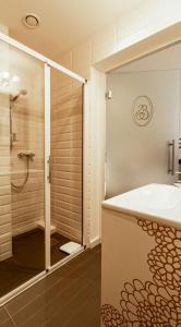uma casa de banho com um chuveiro e um lavatório. em Hotel Restaurant Edmond's em Cap d'Ail