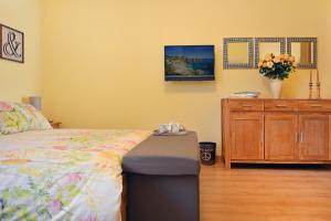 サッサリにあるLaCasadiAnita - Sassari - Sardegnaのベッドルーム(ベッド1台、ドレッサー、テレビ付)