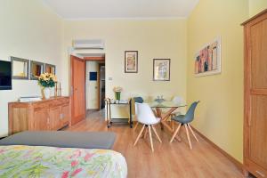サッサリにあるLaCasadiAnita - Sassari - Sardegnaのベッドルーム1室(ベッド1台、テーブル、椅子付)