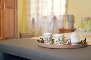 una bandeja con tres tazas de café en una mesa en LaCasadiAnita - Sassari - Sardegna, en Sassari