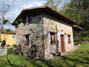 カンガス・デ・オニスにあるCasa Rural La Cabañaの石造りの家
