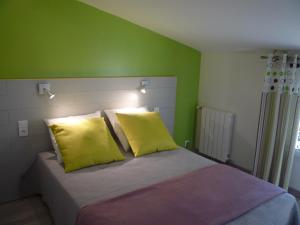 Voodi või voodid majutusasutuse Sous les pins toas