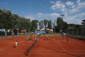 Tennis- og/eller squashfaciliteter på Residence Selenis eller i nærheden
