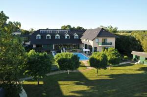 una vista aérea de una casa con piscina en Christinenhof & Spa - Wellnesshotel am Rande des Spreewalds, en Tauer
