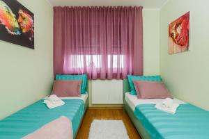 Tempat tidur dalam kamar di Ella Apartman Zagreb