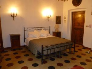 a bedroom with a bed and two lamps and a door at Time Out in Pisa