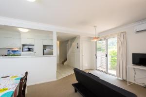 a living room with a dining table and a kitchen at Close Mountain Ocean Pet Friendly Eerlier Check in in Buderim