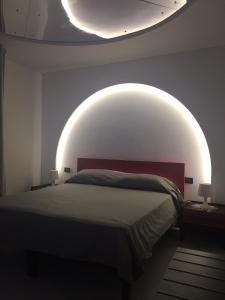una camera da letto con un letto con un grande arco sopra di esso di B&B Fiori di Lava a Nicolosi