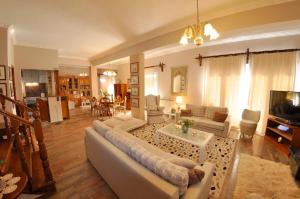 uma grande sala de estar com um sofá e uma mesa em Villa Tango em Paleokastritsa