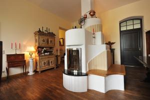 a living room with a fireplace in the middle of a room at Schlosshotel Bredenfelde in Bredenfelde