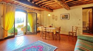 een eetkamer met een tafel en stoelen en een raam bij Agriturismo I Ceppi in San Casciano in Val di Pesa