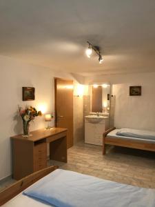 Habitación grande con cama y baño. en Stadt Apartment, en Günzburg