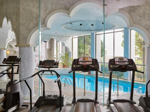 Бассейн в Grecotel Astir Palace или поблизости