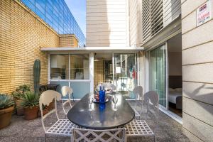 una mesa y sillas en un patio en Friendly Rentals Olimpic Beach en Barcelona