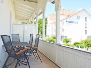 d'un balcon avec une table et des chaises. dans l'établissement Haus Möwe - Apt. 03, à Sellin