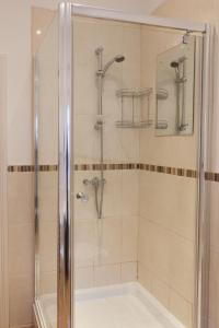 um chuveiro com uma porta de vidro na casa de banho em Apartment 3 The Grove em Durham